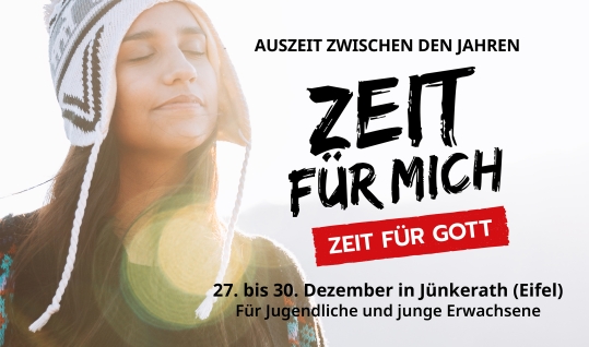 Plakatmotiv Auszeit zwischen den Jahren: Junge Frau mit geschlossenen Augen und Mütze, die ihr Gesicht der Wintersonne zuwendet