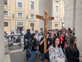 Pilgergruppe Don Bosco Youth auf dem Weg zur Heiligen Pforte