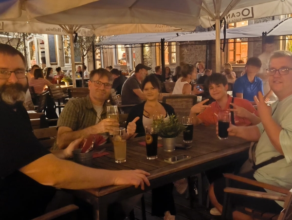 Pizzaessen_Tisch.jpg
